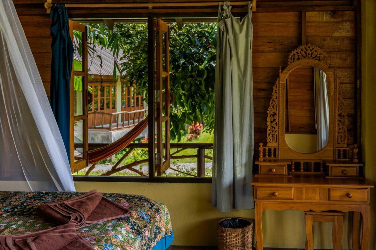 Monkey Mansion - Jungalows & Tours Khao Sok National Park エクステリア 写真